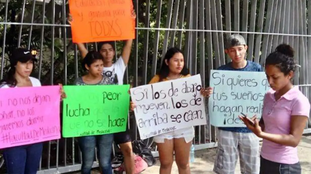 Protestan alumnos de la UAGro en el ayuntamiento de Acapulco